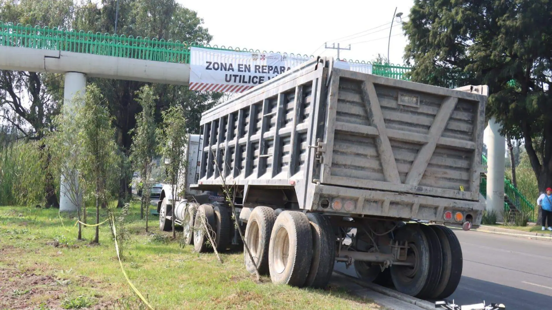 Escapa imprudente chofer de tráiler tras atropellar a ciclista, en Periférico